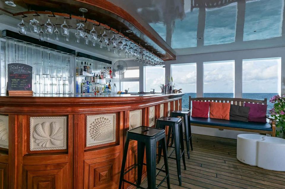 The bar: Carved-shell panels, a chalkboard of the day’s specials, and fresh juices or cocktails after the last dive.